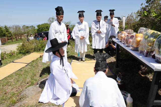 철쭉제 서막을 여는 소백산 산신제 봉행. 사진은 지난해 모습. 단양군 제공