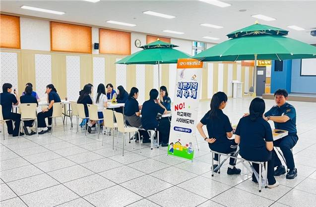 ▲논산경찰서 학교전담경찰관들이 이동상담소 '나쁜 기억 지우개' 운영 중 학생들과 마주 앉아 진심 어린 상담을 진행하고 있다. 말하지 못한 고민을 조용히 들어주는 이 순간, 학생들의 마음에 작지만 따뜻한 빛이 스며든다.