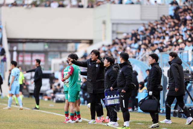 황선홍 대전하나시티즌 감독(가운데). 대전하나 제공