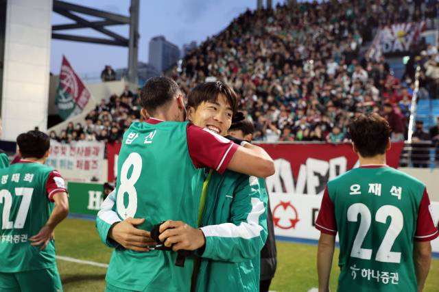 밥신(왼쪽 두번째)과 이시다 마사토시(가운데) 대전하나시티즌 선수가 포옹하고 있다. 대전하나 제공