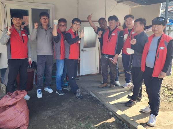 ▲ '예산사업발전회 봉사단'이 주거환경개선 봉사를 실시했다. 예산사업발전회 봉사단 제공