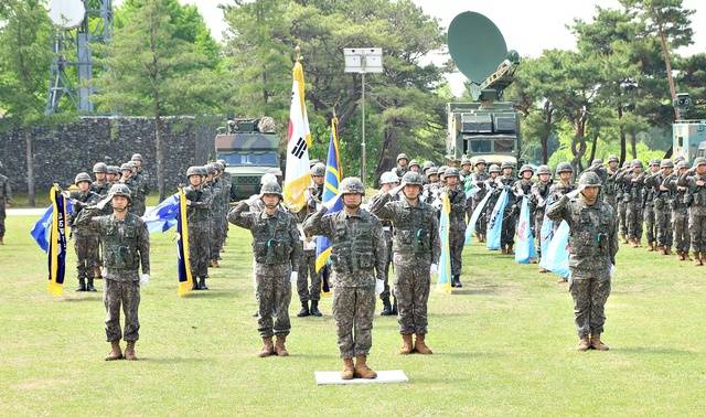▲ 19일 충북 증평 육군 37보병사단 창설 70주년 기념식에서 장병들이 받들어 총을 하고 있다. /강신욱 기자