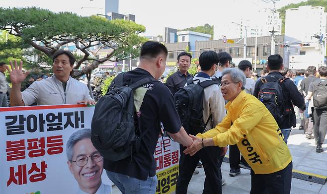 19일 울산을 찾은 민주노동당 권영국 대선 후보가 현대자동차 울산공장 정문 앞에서 퇴근길 노동자들에게 인사하며 지지를 호소하고 있다. 이수화 기자
