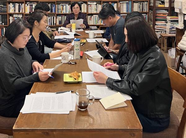 이수경 박사가 이끄는 글쓰기 공동체 모임에서 참여자들이 인문학 읽기에 열중하고 있다.