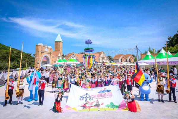 남해군이 오는 24일 남해 독일마을에서 독일 전통 봄맞이 축제인 '2025 독일마을 마이페스트'를 개최한다. 사진은 지난해 열린 '2024 독일마을 마이페스트'. / 남해군
