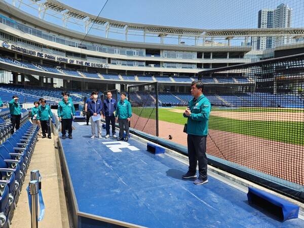 창원시가 19일 오전 창원NC파크에서 시설물 전반에 대한 안전 점검 추진 상황을 설명하고 있다. /박신 기자 &nbsp;