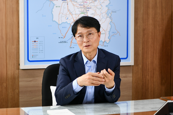 이재훈 영주시장 권한대행이 시정 운영에 관해 설명하고 있다. /영주시 제공