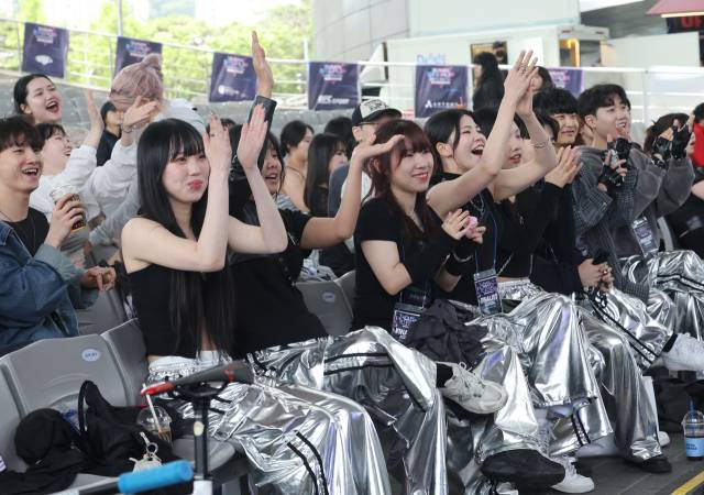 18일 부산 해운대구 영화의전당에서 열린 ‘2025 부산스텝업댄스페스티벌’에서 K-POP 댄스 챔피언십 부문 참가자들의 화려한 퍼포먼스에 관객들이 환호하고 있다. 정종회 기자 jjh@