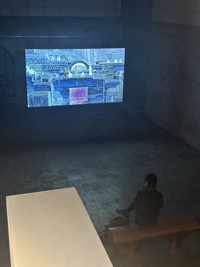 와엘 샤키의 ‘알 아라바 알 마드푸나 Ⅲ’ 상영 모습. 김은영 기자