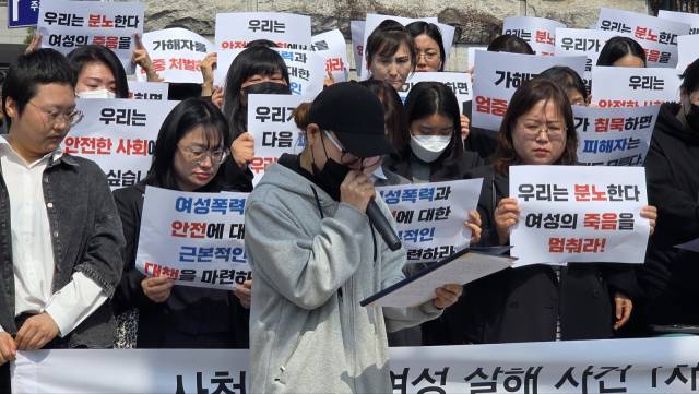 지난해 성탄절 사천시에서 피습 당한 여고생 학부모가 지난달 10일 기자회견을 열고 딸을 추모하는 편지를 읽고 있다. 김현우 기자