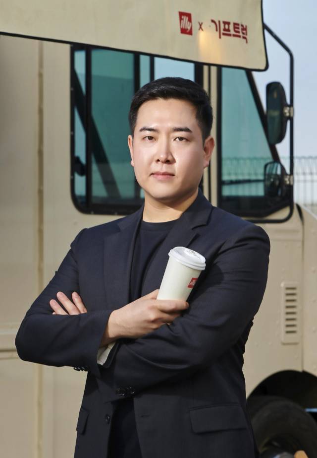 북항 1부두 일대와 행사를 주최하는 (주)푸드트래블 박상화 대표. 푸드트래블 제공