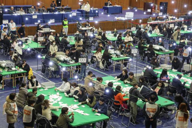 부산시교육감 재선거가 치러진 지난달 2일 부산의 한 개표소에서 사무원과 참관인(흰 조끼 입은 이들)이 개표 업무를 하고 있다. 부산일보DB