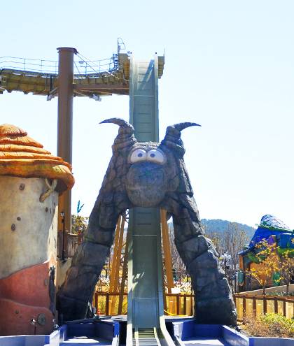 지난 1일 부산 기장군 롯데월드 부산에서 놀이기구 오거스 후룸 보트 1대가 상공에서 갑자기 멈춰섰다. 롯데월드 부산 제공