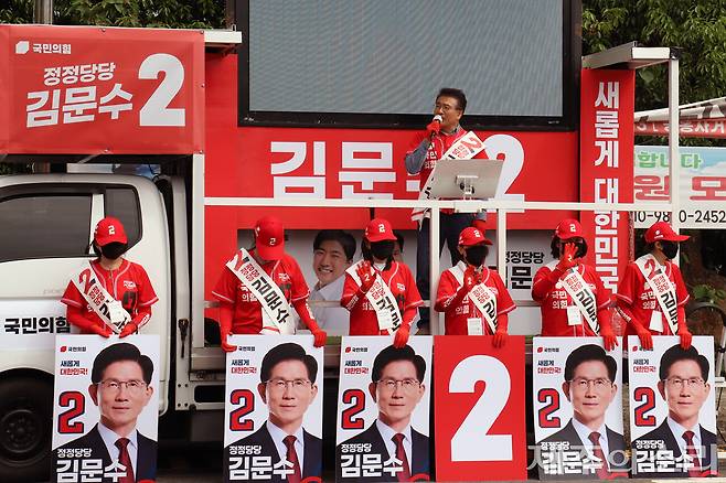 김문수 후보 지지를 호소하고 있는 고기철 국민의힘 서귀포시당협위원장. ⓒ제주의소리