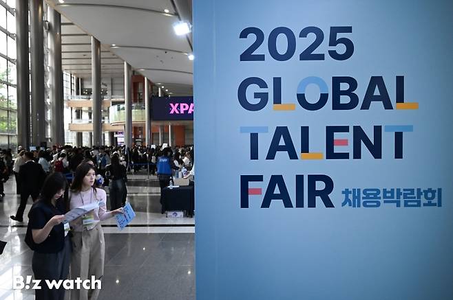19일 서울 강남구 삼성동 코엑스에서 국내 구직자의 외국인 투자기업과 해외기업 취업, 외국인 유학생의 국내 취업을 지원하기 위해 마련된 '2025 글로벌 탤런트 페어'(Global Talent Fair)'개 개최되고 있다./사진=이명근 기자 qwe123@