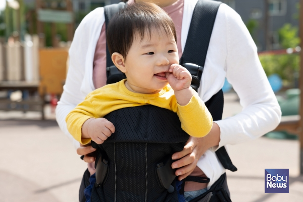 아기띠 추락사고 시 3명 중 1명은 '뇌진탕' 또는 '두개골 골절' 상해를 입은 것으로 나타났다.&nbsp;ⓒ베이비뉴스