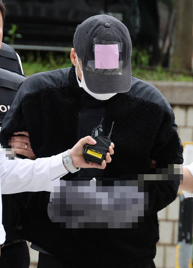 축구 국가대표팀 주장 손흥민 씨의 아이를 임신했다고 주장하며 20대 여성 양모 씨와 함께 손씨에게 돈을 뜯어내려한 40대 남성 용모 씨가 17일 영장실질심사를 받기 위해 서울중앙지법에 들어서고 있다 (사진=연합뉴스)