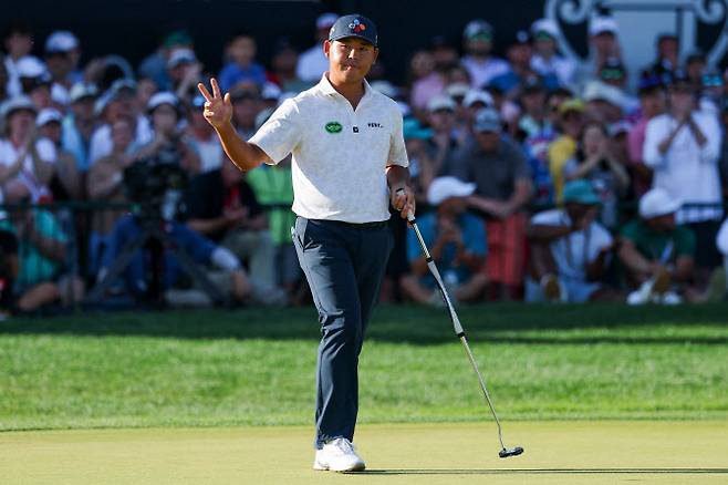 김시우가 PGA 챔피언십 최종일 18번홀에서 퍼트를 끝낸 뒤 팬들을 향해 손을 들어 인사하고 있다. (사진=AFPBBNews)