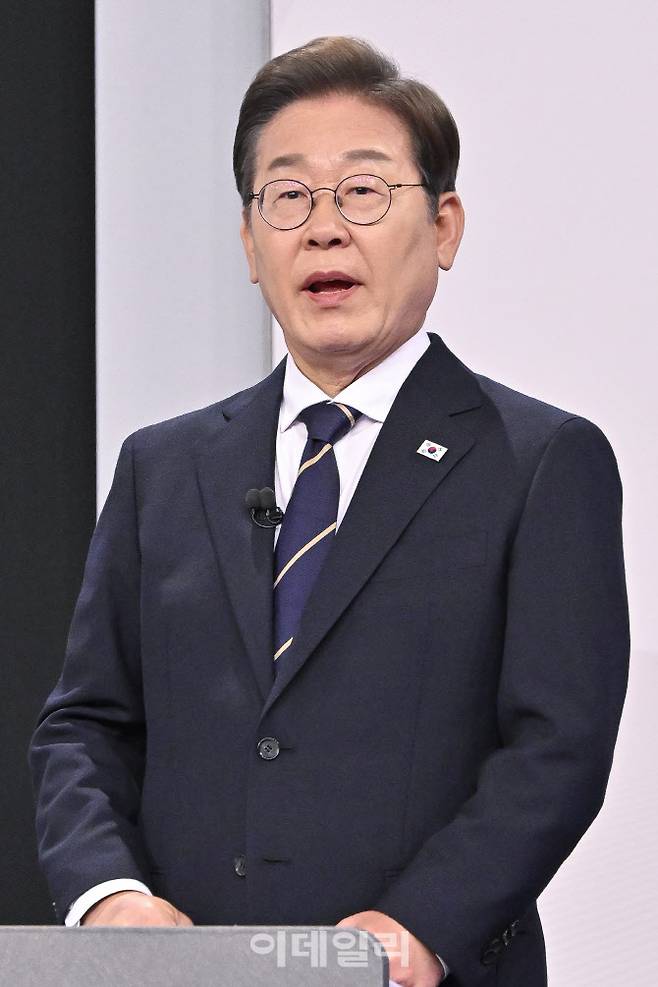 이재명 더불어민주당 대선 후보가 18일 서울 마포구 SBS프리즘타워에서 열린 중앙선거방송토론위원회 주관 제21대 대통령선거 후보자 토론회 시작에 앞서 준비하고 있다.(사진=뉴시스)