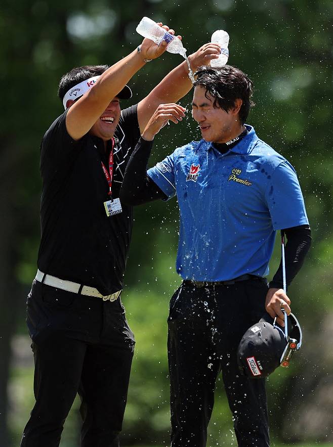 김성현(오른쪽)이 우승 후 이승택의 축하를 받고 있다.(사진=AFPBBNews)