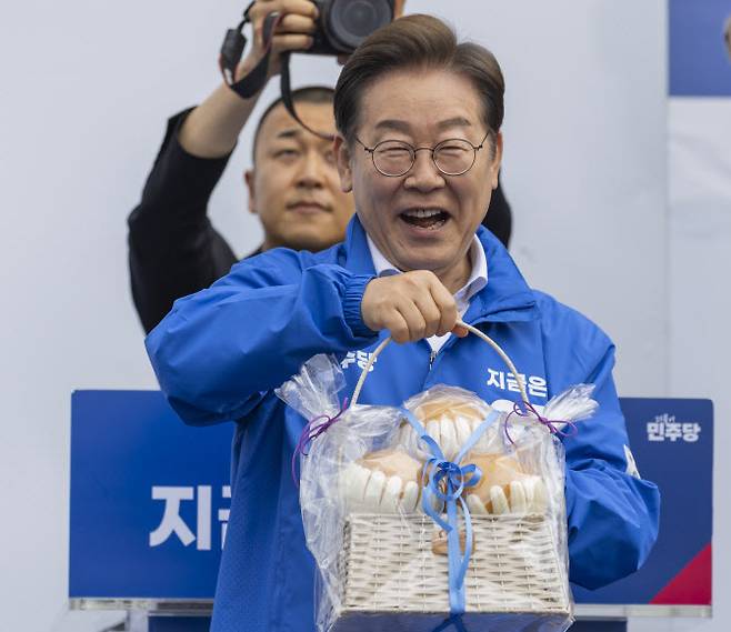 이재명 더불어민주당 대선 후보가 17일 전남 나주시 금성관 망화루 앞에서 열린 유세에서 나주배를 선물 받은 뒤 활짝 웃고 있다. (사진=연합뉴스)