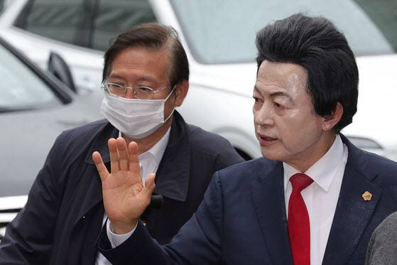 사기와 정치자금법 위반, 준강제추행 등의 혐의를 받는 허경영 국가혁명당 명예대표(오른쪽)가 16일 구속 전 피의자심문 위해 법정으로 이동하고 있다. 연합뉴스