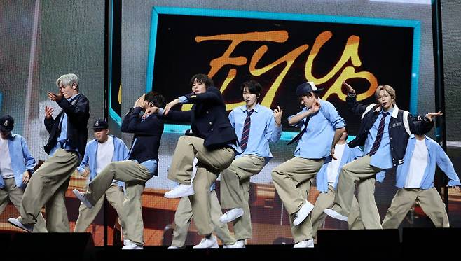 라이즈(RIIZE)가 19일 오전 서울 용산구 블루스퀘어에서 가진 첫 정규 앨범 ‘오디세이(ODYSSEY)’ 발매 기념 쇼케이스에서 타이틀 곡 ‘Fly Up’(플라이 업)을 선보이고 있다,(사진=뉴스1)