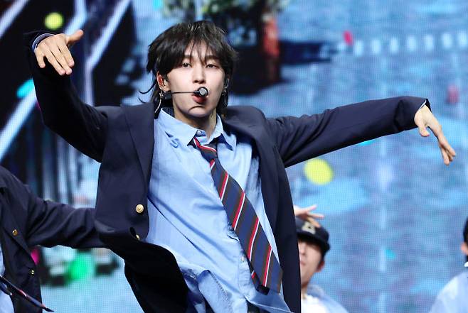 라이즈(RIIZE) 원빈이 19일 오전 서울 용산구 블루스퀘어에서 가진 첫 정규 앨범 ‘오디세이(ODYSSEY)’ 발매 기념 쇼케이스에서 타이틀 곡 ‘Fly Up’(플라이 업)을 선보이고 있다,(사진=뉴스1)