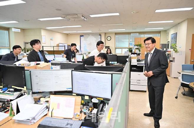 19일 취임한 김대순 경기도 행정2부지사가 첫 행보로 경기남부권에 위치한 사업소들을 순회하며 직원들과 인사를 나누고 있다.(사진=경기도)