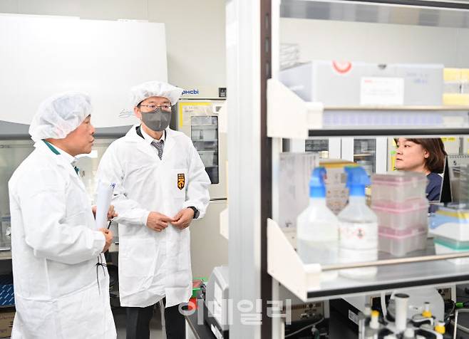 19일 취임한 김대순 경기도 행정2부지사(사진 가운데)가 첫 행보로 경기남부권에 위치한 동물위생시험소를 바움ㄴ해 재난형 가축질병 대응 상황을 점검하고 있다.(사진=경기도)