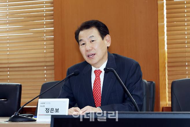 기업 밸류업을 위한 코스피 상장기업 간담회]에 앞서 정은보 한국거래소 이사장이 개회사를 하고있다.(사진=거래소)