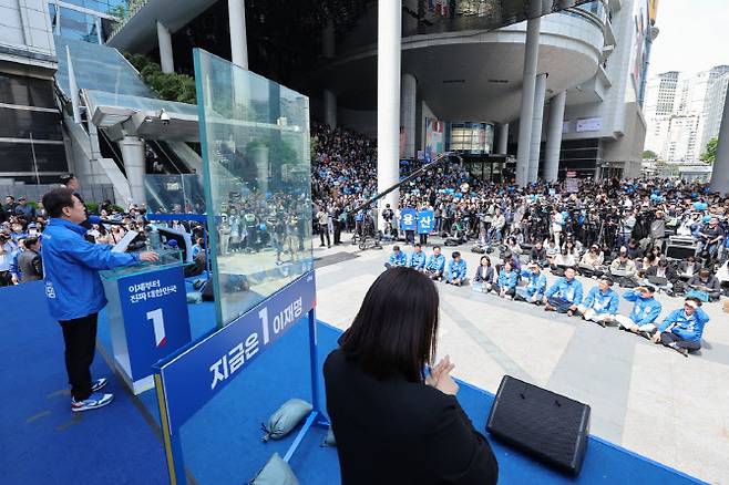 더불어민주당 이재명 대선 후보가 19일 서울 용산역광장에서 열린 집중유세에서 시민들에게 지지를 호소하고 있다. 공동취재사진