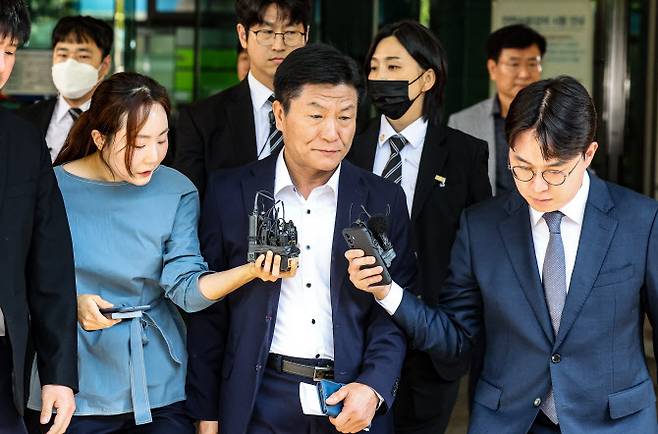 이태원 참사 부실대응 등의 혐의로 금고 3년형을 받은 이임재 전 용산경찰서장이 지난해 9월 30일 오후 서울 마포구 서울 서부지방법원에서 열린 선고공판을 마치고 이동하고 있다. (사진=뉴시스)