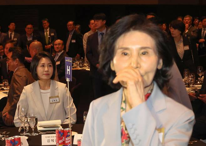 국민의힘 김문수 대선 후보의 부인 설난영 씨(앞쪽)와 더불어민주당 이재명 대선 후보의 부인 김혜경 씨가 12일 서울 중구 신라호텔에서 열린 중앙신도회 창립 70주년 기념식에 참석하고 있다. (사진=연합뉴스)