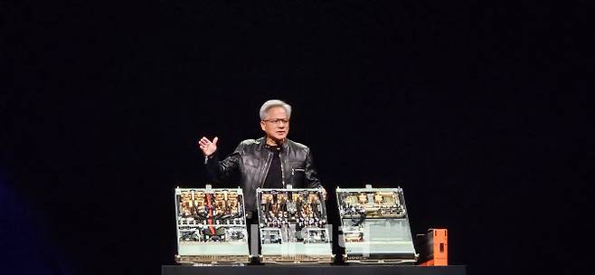 젠슨 황 CEO가 타이베이 뮤직센터에서 열린 ‘컴퓨텍스(COMPUTEX) 2025’ 기조연설에서 고성능 AI 추론 및 학습을 위한 인프라 ‘그레이스 블랙웰’을 발표했다. 사진=김아름 기자