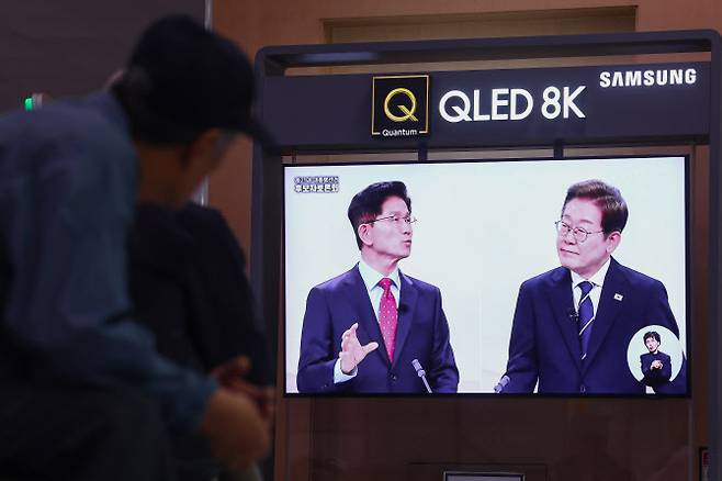 지난 18일 서울역 대합실에서 시민들이 제21대 대선 1차 후보자 토론회 중계방송을 지켜보고 있다.(사진=연합뉴스)