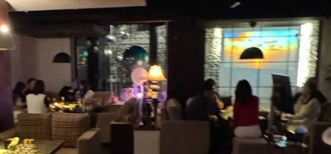 더불어민주당이 19일 내란사건 재판장인 지귀연 부장판사의 직무 관련자로부터 접대를 받은 증거라며 공개한 사진. 해당 룸살롱의 홀 모습이라고 민주당은 주장하며 사진 속 모습을 ‘여성 종업원들의 남성 테이블 합석 모습’이라고 설명했다. (사진=더불어민주당)