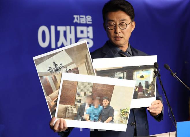 노종면 더불어민주당 선대위 대변인이 19일 서울 여의도 민주당 중앙당사에서 지귀연 부장판사의 룸살롱 접대 증거라며 사진 3장을 공개하고 있다. (사진=노진환 기자)