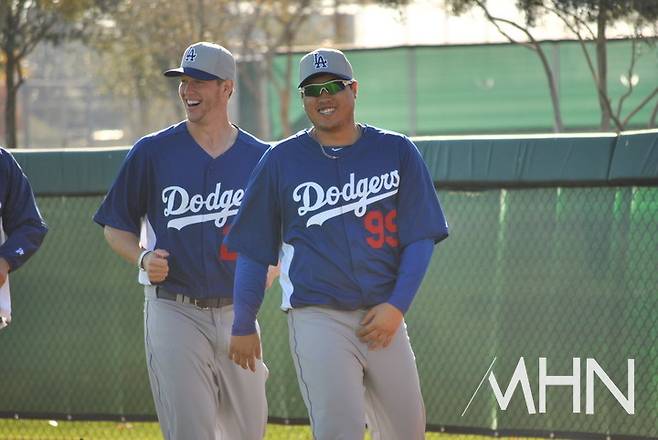 &nbsp;(지난 2013년 다저스 스프링캠프에서 류현진(오른쪽)과 클레이튼 커쇼가 함께 운동을 하고 있다)