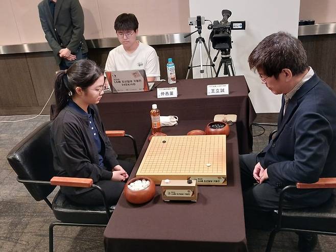 대회 최연소 참가자 스미레 4단(왼쪽)과 최고령 출전자 왕리청 9단이 반상을 마주하고 있다.(사진 MHN 엄민용 선임기자)