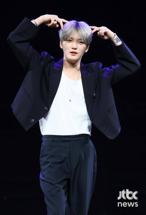 가수 김재중이 19일 오후 서울 상암 MBC에서 열린 EP '뷰티 인 카오스(Beauty in Chaos') 기자간담회에서 포토타임을 갖고 있다. 박세완 엔터뉴스팀 기자 park.sewan@jtbc.co.kr