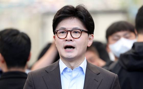 한동훈 전 국민의힘 대표가 대선에서 승리하려면 윤석열 전 대통령 부부, 극단세력과 과감하게 절연해야 한다고 거듭 촉구했다. 사진은 지난 2일 대선 경선 중 경남 창원시 마산합포구 마산어시장을 찾은 한 전 대표의 모습. 〈사진=연합뉴스〉