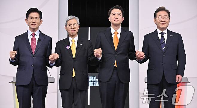 중앙선거방송토론위원회 주관 제21대 대통령선거 후보자토론회에서 각 정당 대선 후보들이 선전을 다짐하고 있다. 왼쪽부터 국민의힘 김문수, 민주노동당 권영국, 개혁신당 이준석, 더불어민주당 이재명 대통령 후보. 2025.5.18/뉴스1 ⓒ News1 국회사진취재단