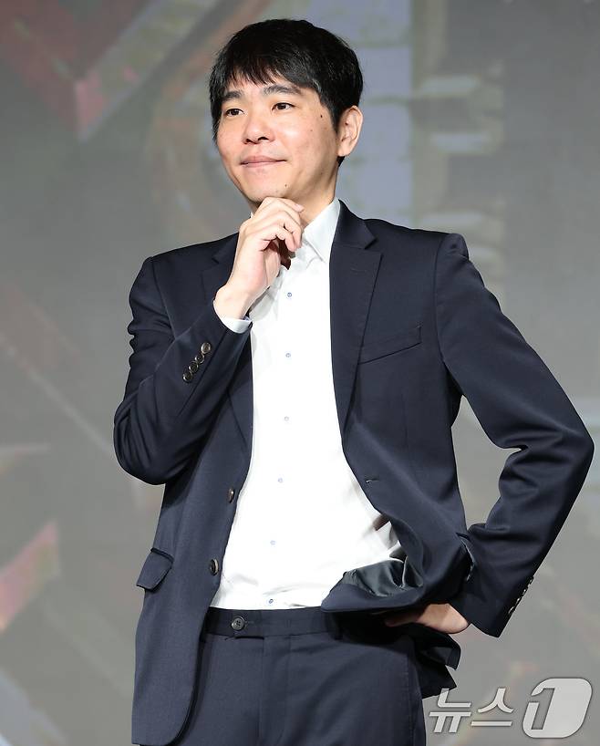 전 바둑기사 이세돌이 4월 29일 서울 마포구 호텔 나루 서울 엠갤러리에서 열린 넷플릭스 ‘데블스 플랜: 데스룸’ 제작발표회에 참석해 포즈를 취하고 있다. 2025.4.29/뉴스1 ⓒ News1 권현진 기자
