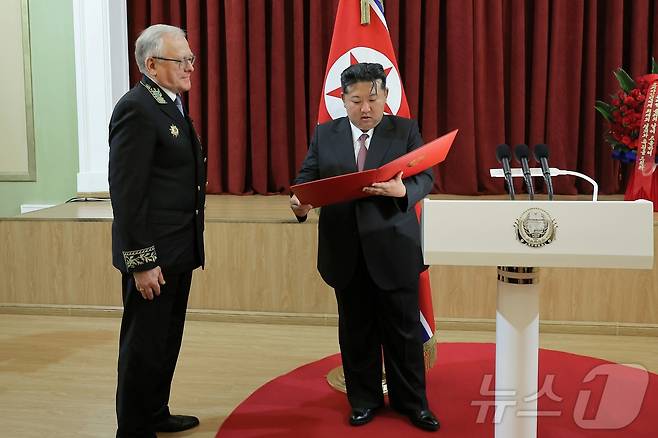 (평양 노동신문=뉴스1) = 북한 김정은 노동당 총비서와 알렉산드르 마체고라 주북 러시아대사. [국내에서만 사용가능. 재배포 금지. DB 금지. For Use Only in the Republic of Korea. Redistribution Prohibited] rodongphoto@news1.kr