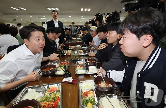 이준석 개혁신당 대통령 후보가 16일 충남 단국대학교 천안캠퍼스 학생식당에서 '학식먹자 이준석'을 진행하고 있다. 2025.5.16/뉴스1 ⓒ News1 김기태 기자