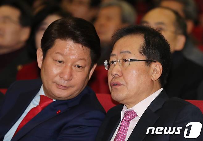 2018년 1월 8일 당시 홍준표(오른쪽) 자유한국당 대표가 대구 엑스코에서 열린 ‘2018 자유한국당 대구시당 신년인사회’에 참석해 권영진 대구시장과 이야기 나누고 있다.2018.1.8/뉴스1 ⓒ News1 공정식 기자