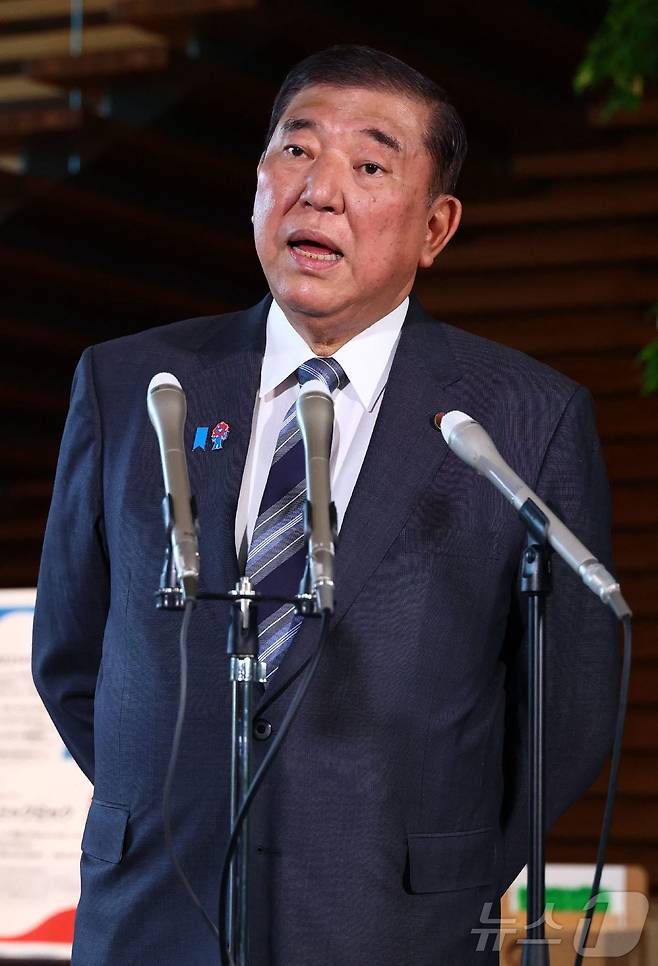이시바 시게루 일본 총리가 2일(현지시간) 도쿄 총리 관저에서 취재진을 만나 미국과 관세 협상의 6월 타결 전망에 대해 “빠르면 좋지만 국익이 우선”이라고 밝히고 있다. 2025.05.03 ⓒ AFP=뉴스1 ⓒ News1 우동명 기자