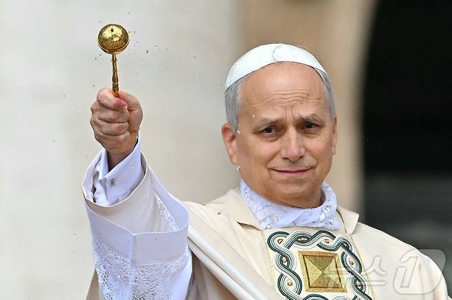 레오 14세 교황이 18일(현지시간) 바티칸 성 베드로 광장에서 열린 즉위 미사를 집전하고 있다. ⓒ AFP=뉴스1