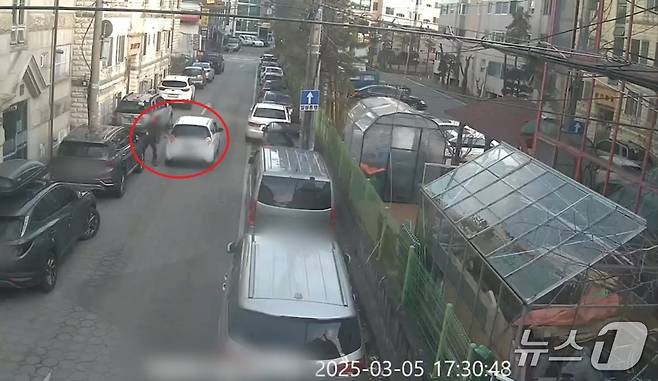 지난 3월 경기 고양시 한 골목에서 50대 남성 A 씨가 고의 교통사고를 내고 있는 모습(경기북부경찰청 제공. 재판매 및 DB 금지)/뉴스1